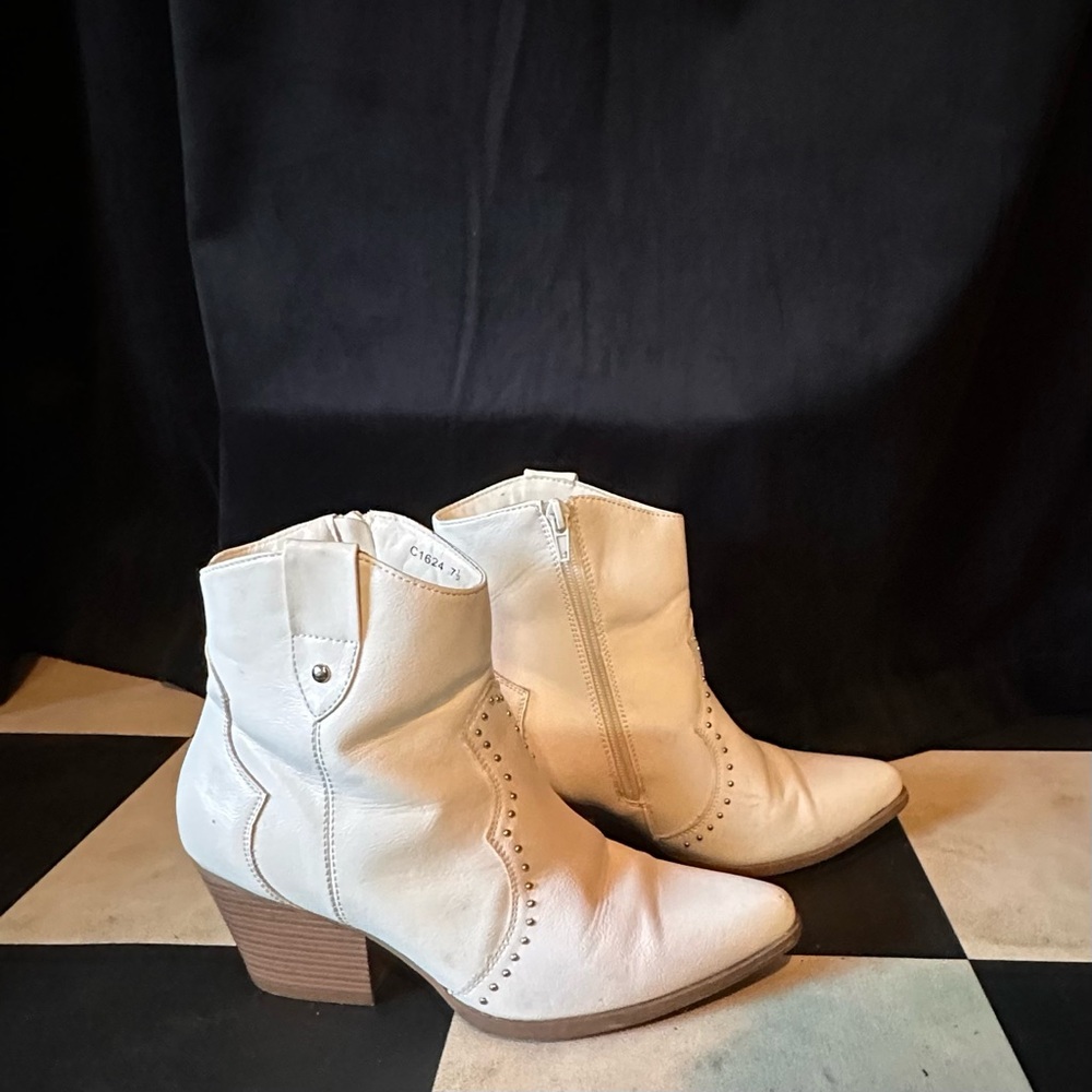 Elegant White Ankle Boots with Wooden Heel